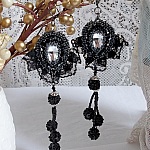 BO Tenue de Soir&eacute;e brod&eacute;es avec des cristaux de Swarovski, une dentelle noire tr&egrave;s ancienne, perles rondes tiss&eacute;es avec des paillettes et des rocailles